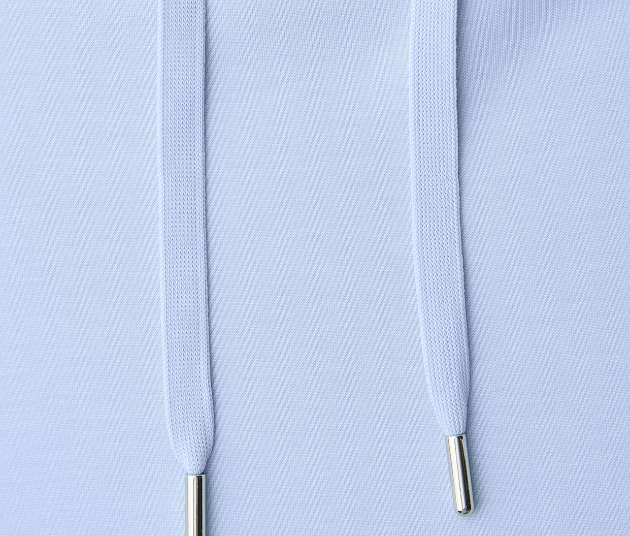 Zbliżenie na jasnoniebieską koszulkę Street One ze sznurkiem.