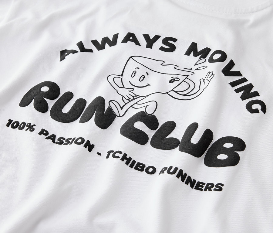 Biała koszulka sportowa z czarnym nadrukiem "ALWAYS MOVING", biegnącej filiżanki kawy, "RUN CLUB" i "100% PASSION - TCHIBO RUNNERS".