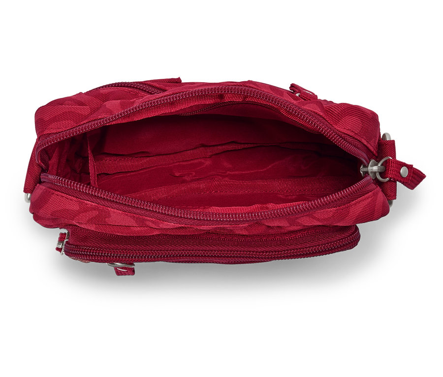 Zbliżenie otwartej, pustej, czerwonej torebki.