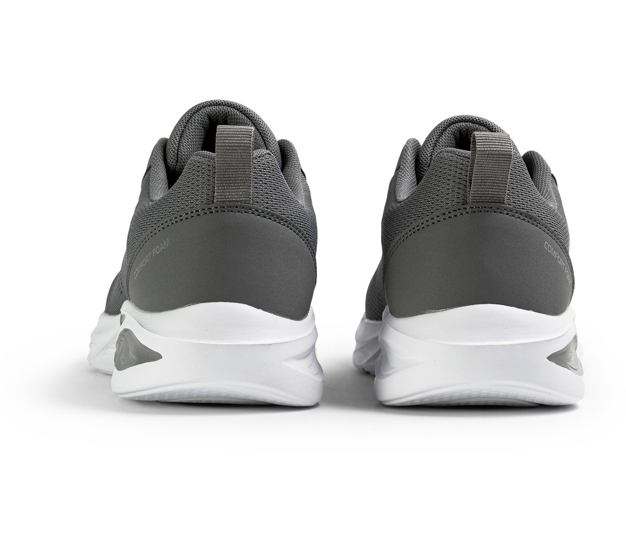 Dwa męskie sneakersy FILA Specctris, castlerock, stoją obok siebie.