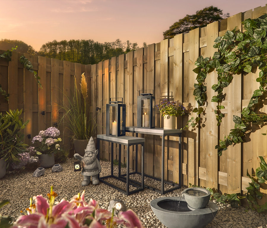 W ogrodzie stoi fontanna ogrodowa z Buddą, lampy solarne na rynnę dachową (3 sztuki) i solarne kamienie LED premium (3 sztuki).