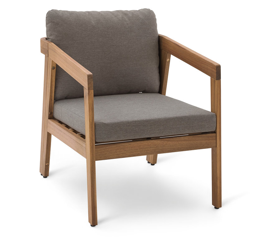 Brązowe drewniane krzesło z szarą poduszką na białym tle.