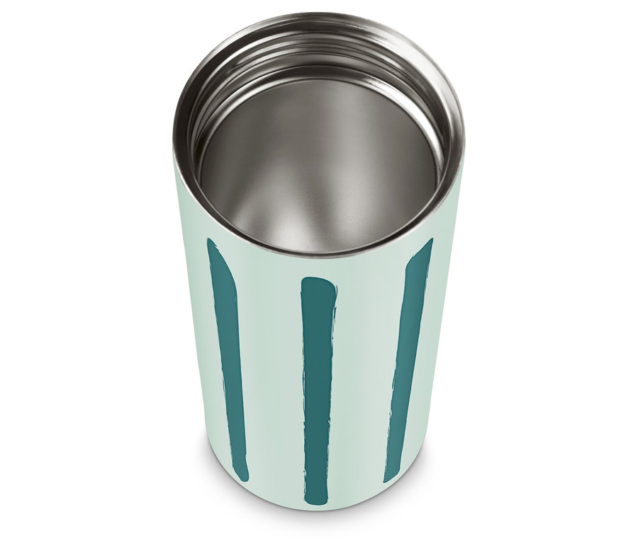 Pusty kubek Coffee-to-go w paski stoi na białym tle.