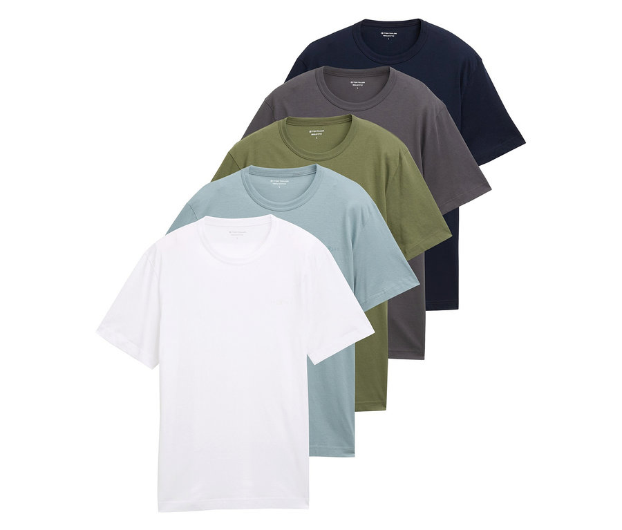 Pięć jednolitych kolorystycznie T-shirtów w kolorach: białym, jasnoniebieskim, oliwkowozielonym, szarym i ciemnoniebieskim, ułożonych jeden na drugim.
