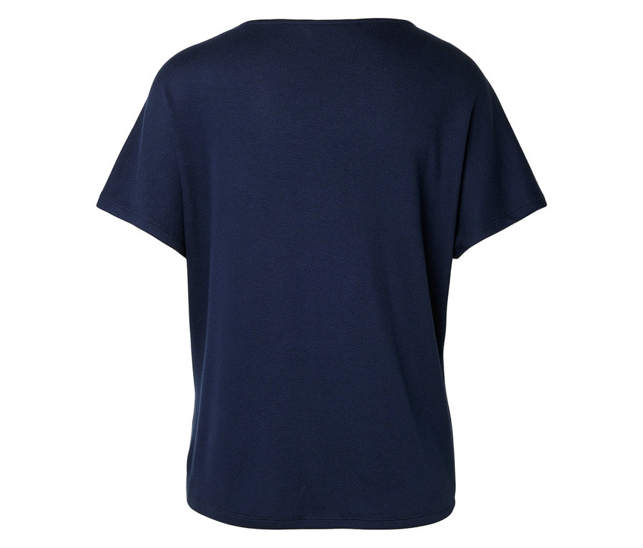 Zdjęcie z bliska granatowej koszulki z krótkim rękawem.