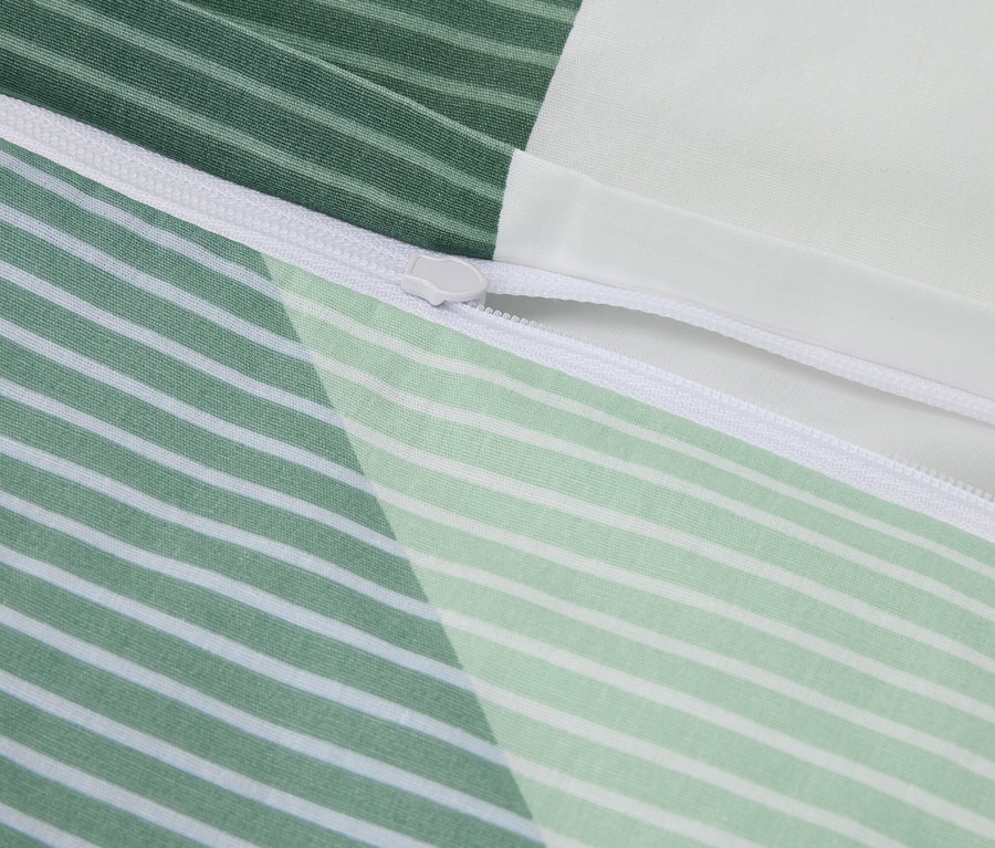 Zbliżenie poszwy na kołdrę w zielono-białe paski z białym zamkiem błyskawicznym.