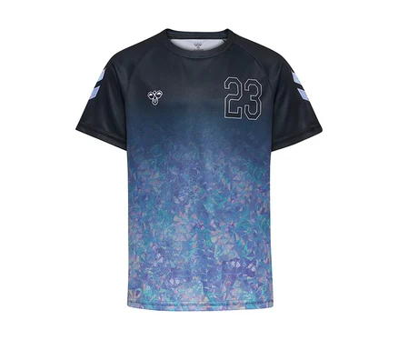 Czarna koszulka hummel® HMLJR Shimmer T-Shirt S/S z niebiesko-fioletowym geometrycznym wzorem na dole, białą cyfrą '23' na piersi i logo hummel.