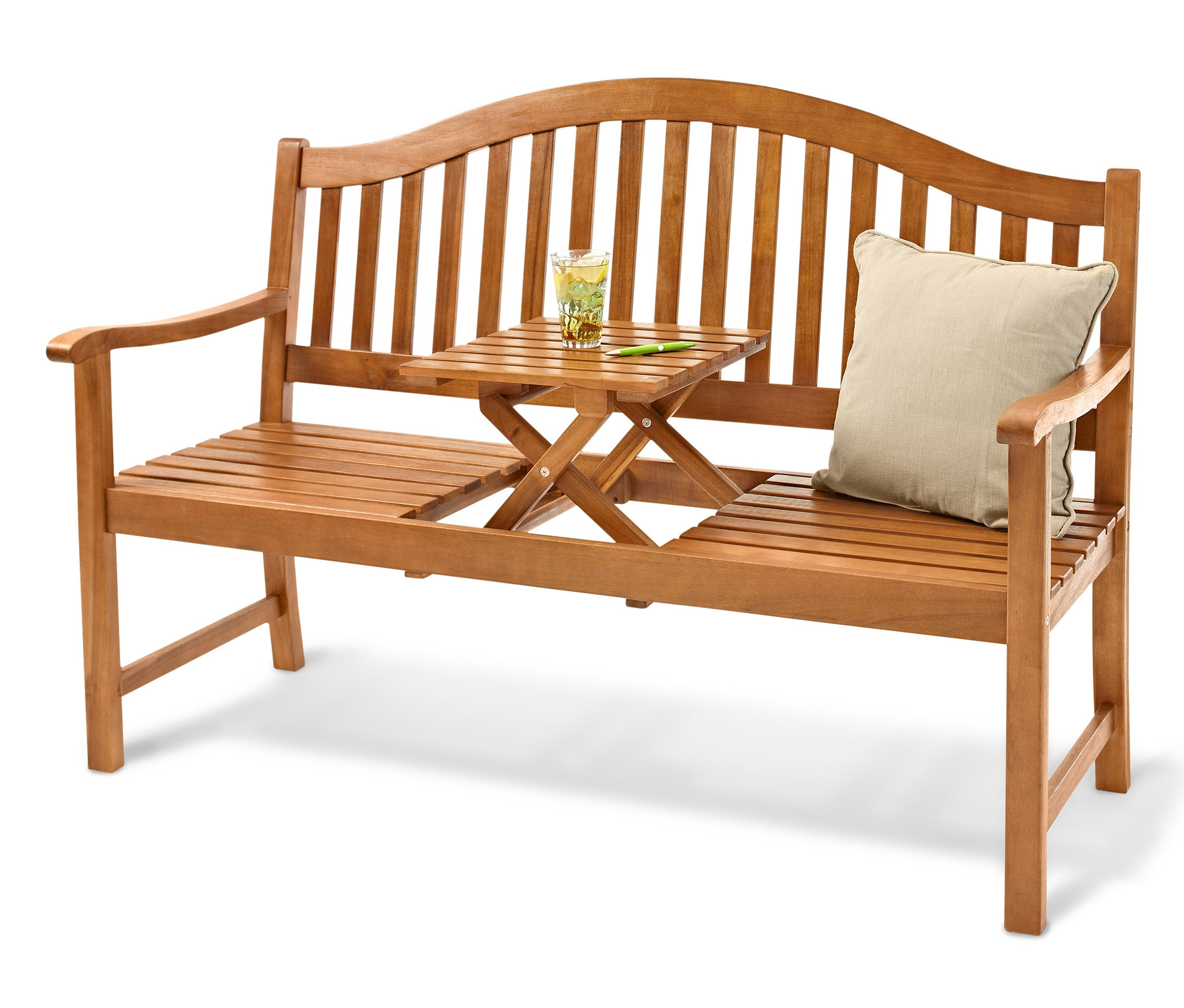 Ławka ogrodowa dla 3 osób »Lenja« z podnoszonym stolikiem. Na stoliku stoi szklanka z napojem, obok leży poduszka.