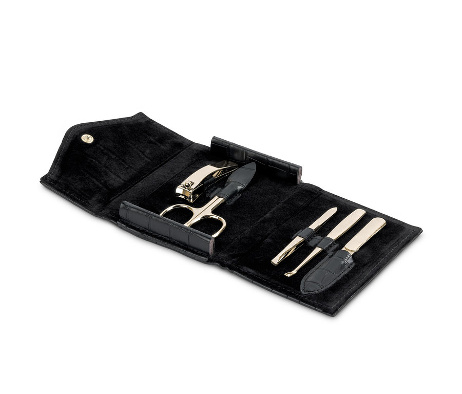 Czarny podróżny zestaw do manicure ze nożyczkami, obcinaczem do paznokci i innymi narzędziami.