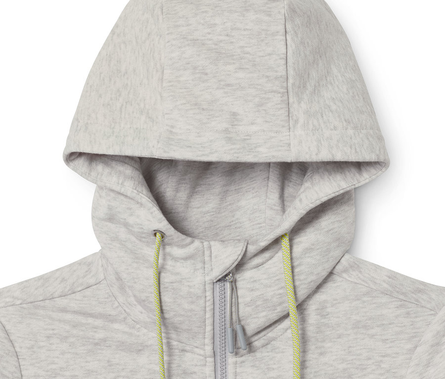 Zbliżenie na szarą bluzę dresową z kapturem. Długa bluza dresowa.