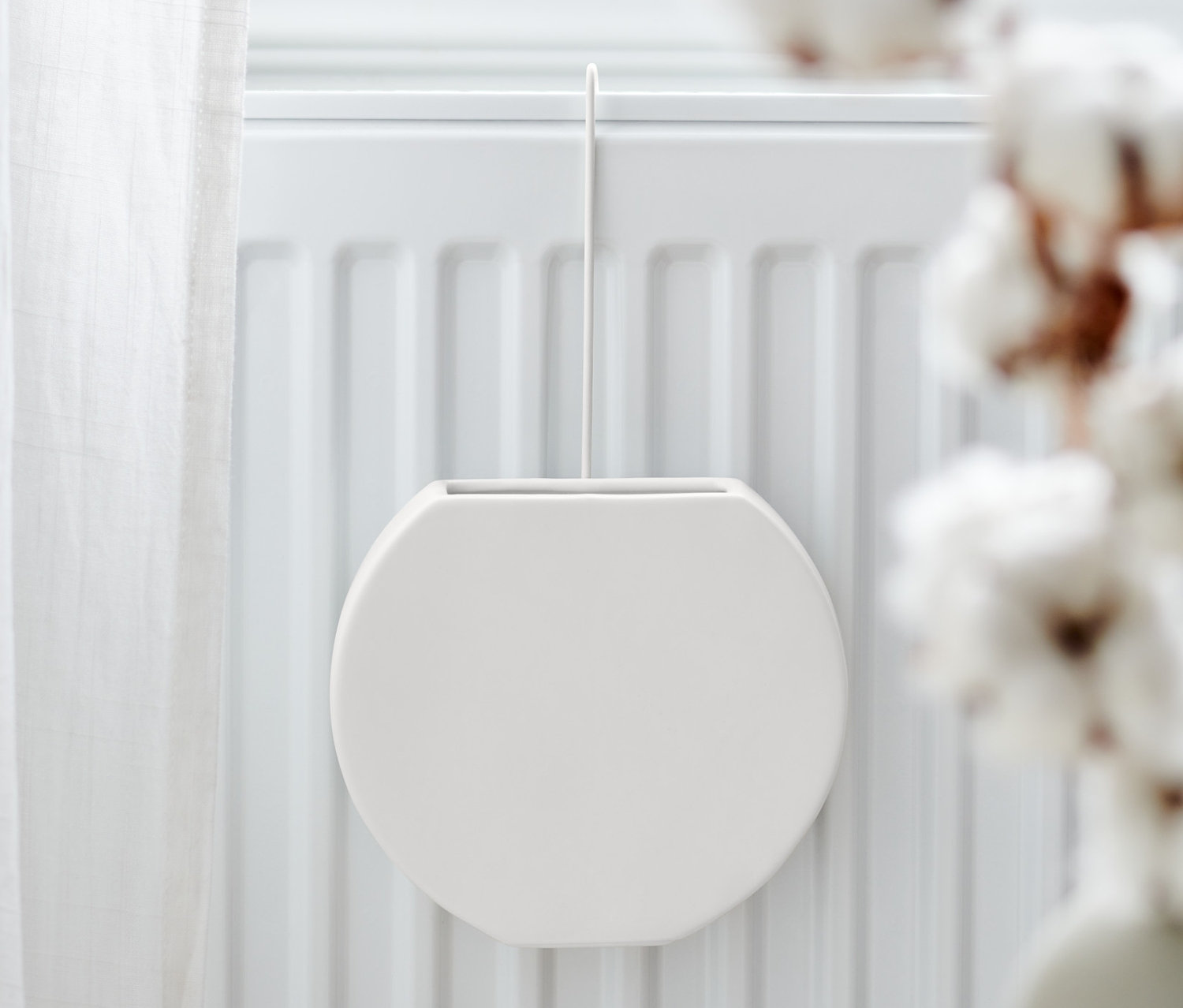 Na grzejniku wisi nawilżacz powietrza.