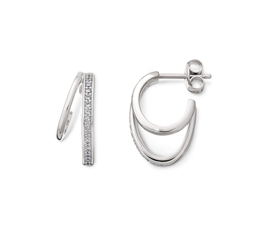 Dwa rodowane, podwójne kolczyki kreole ze srebra próby 925 z cyrkoniami na białym tle.