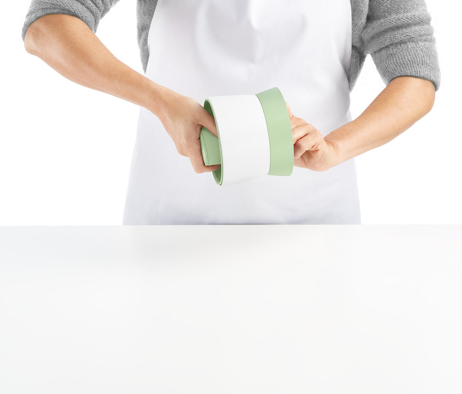 Osoba trzyma rozdrabniacz do warzyw.