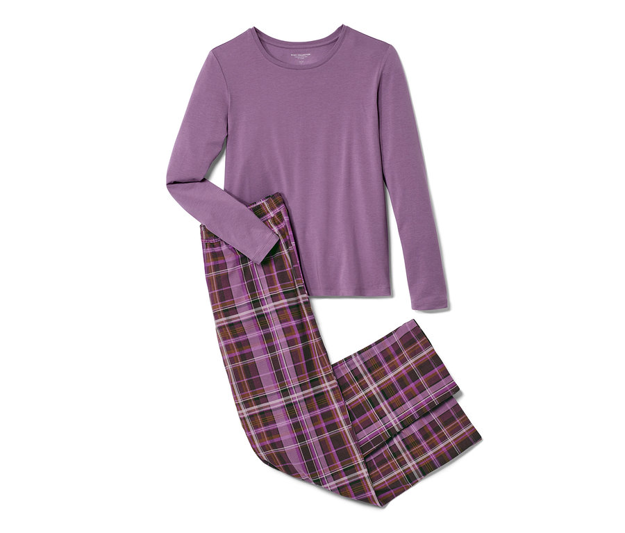 Fioletowa piżama z długim rękawem i spodnie w kratę leżą na białym tle.