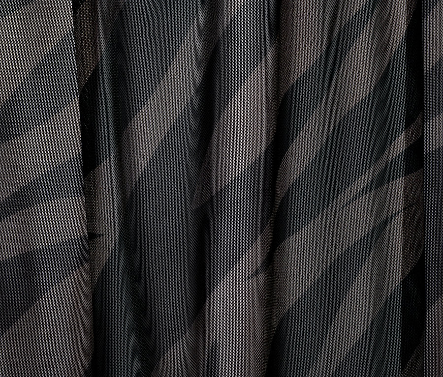 Zbliżenie na sukienkę midi.