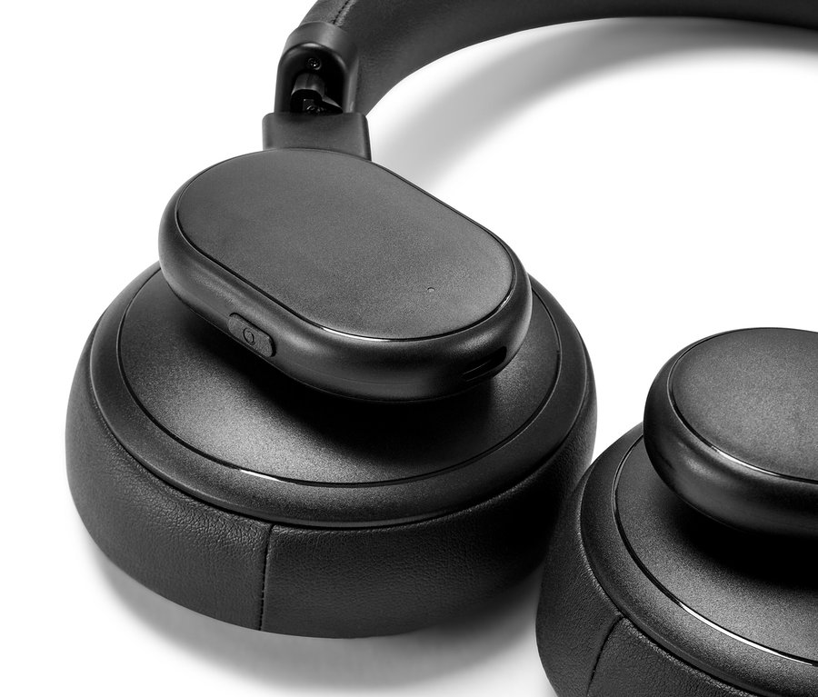 Szczegółowe ujęcie czarnych słuchawek Bluetooth® z funkcją dotykową.