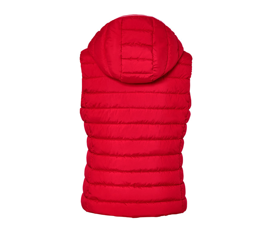 Zbliżenie na czerwoną kamizelkę pikowaną z kapturem.