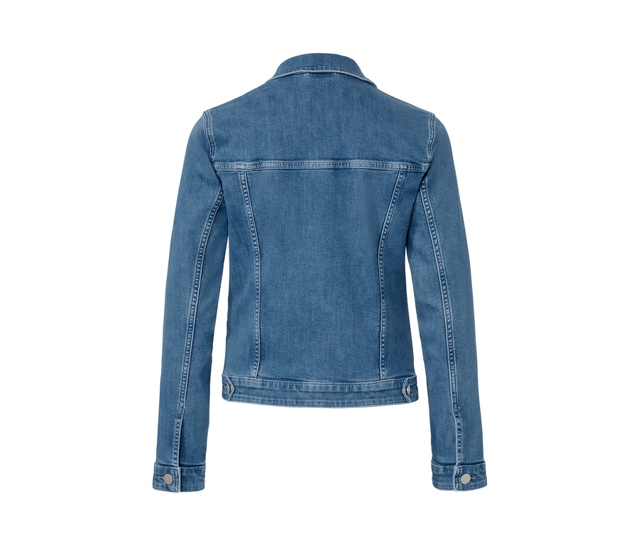 Zdjęcie z bliska tyłu kurtki dżinsowej.