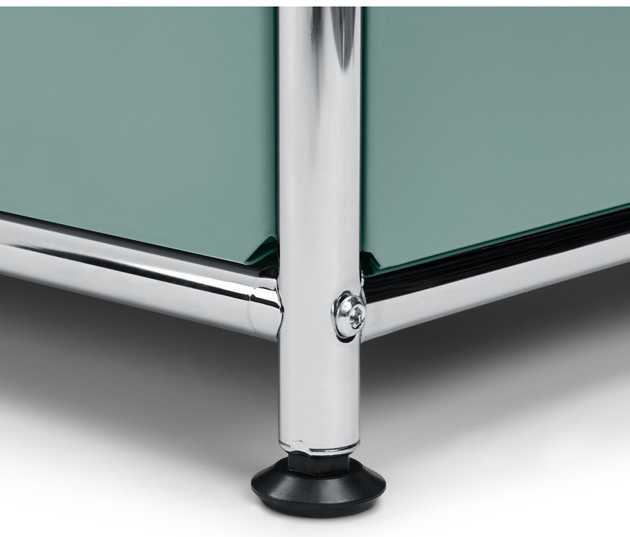 Zbliżenie na szafkę typu sideboard „CN3” z 2 parami drzwi do indywidualnego rozmieszczenia, zieleń szałwiowa, z chromowanymi nogami.