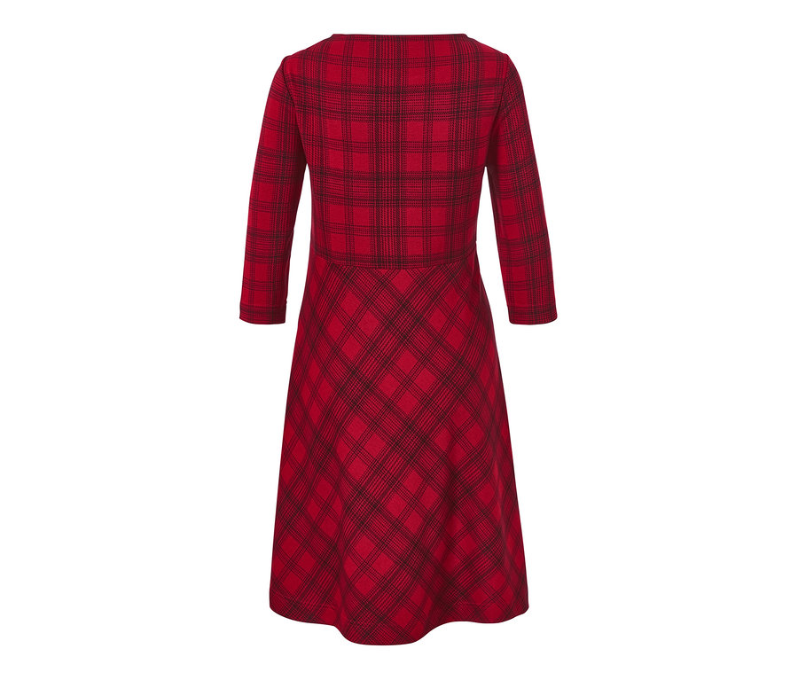 Czerwona żakardowa sukienka w kratę z rękawami trzy czwarte.