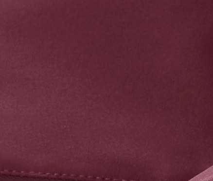 Szczegół bordowej kurtki narciarskiej z krótkim zamkiem błyskawicznym.