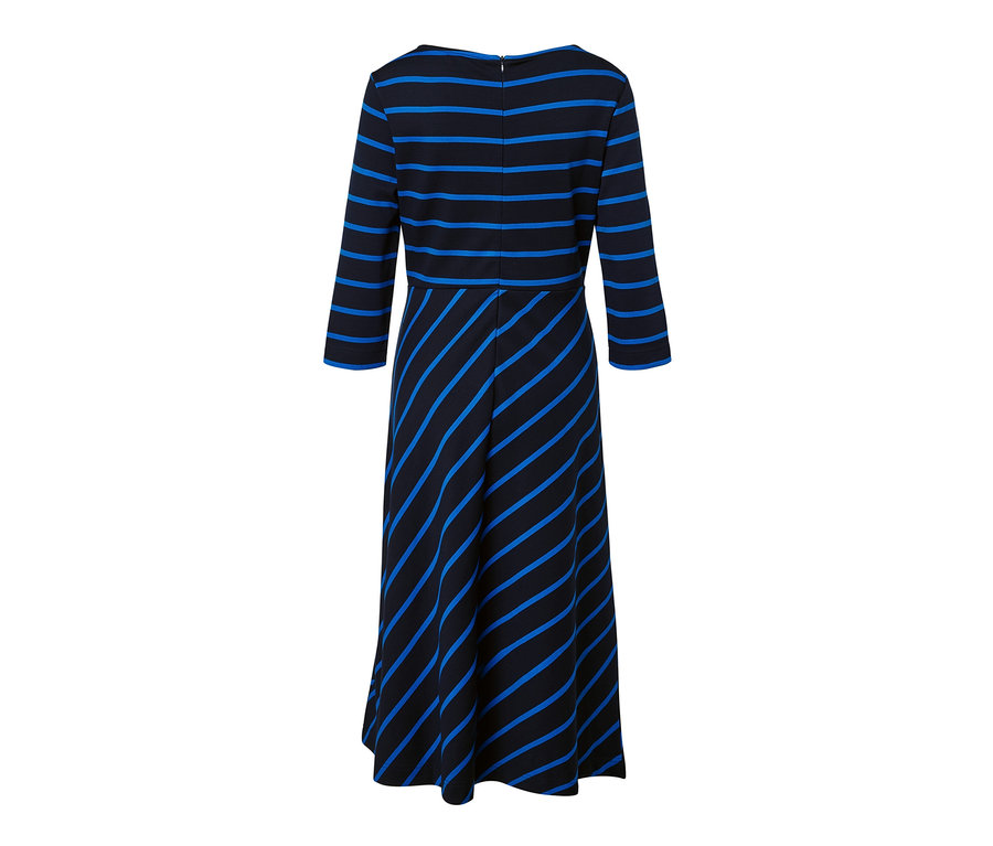 Widok z tyłu na dżersejową sukienkę w paski.