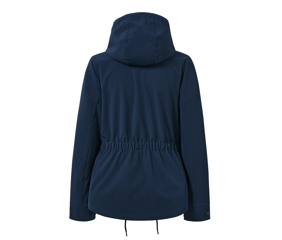 Widok z tyłu na kurtkę softshell z kapturem.