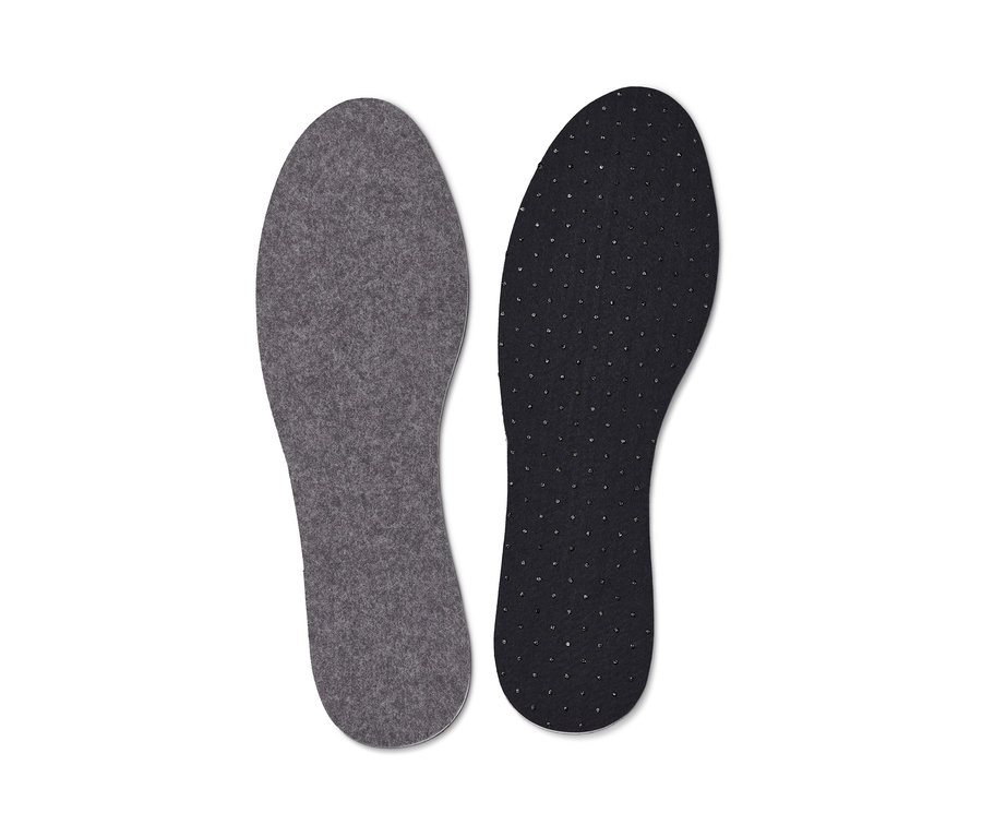 Dwie wkładki termiczne do butów, jedna szara i jedna czarna.