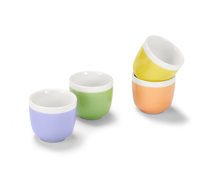 Cztery kieliszki do jajek: fioletowy, zielony, pomarańczowy i żółty.