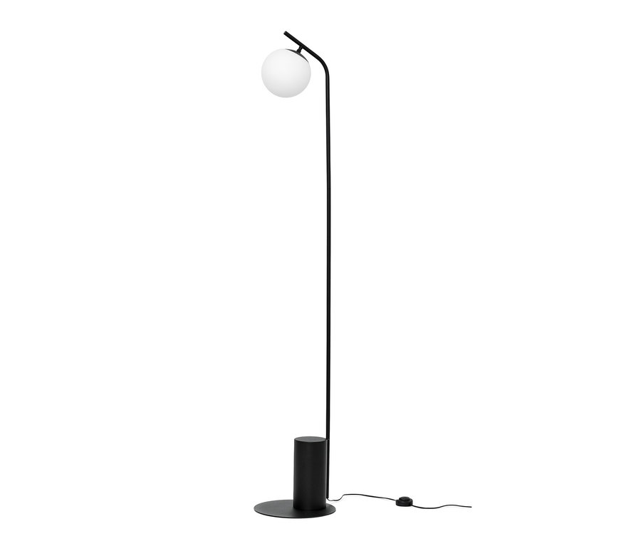 Czarna lampa stojąca ze szklaną kulą.