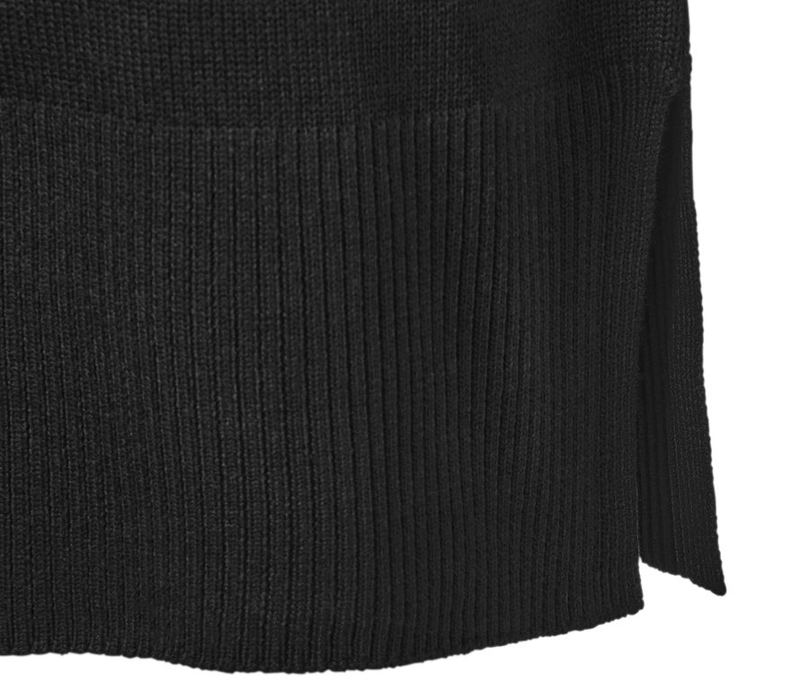 Zbliżenie na czarny, długi sweter z dzianiny.