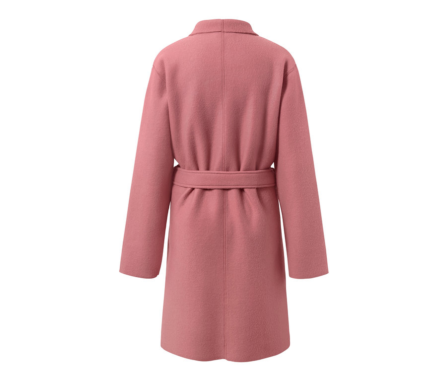 Widok z tyłu polarowego płaszcza z paskiem.