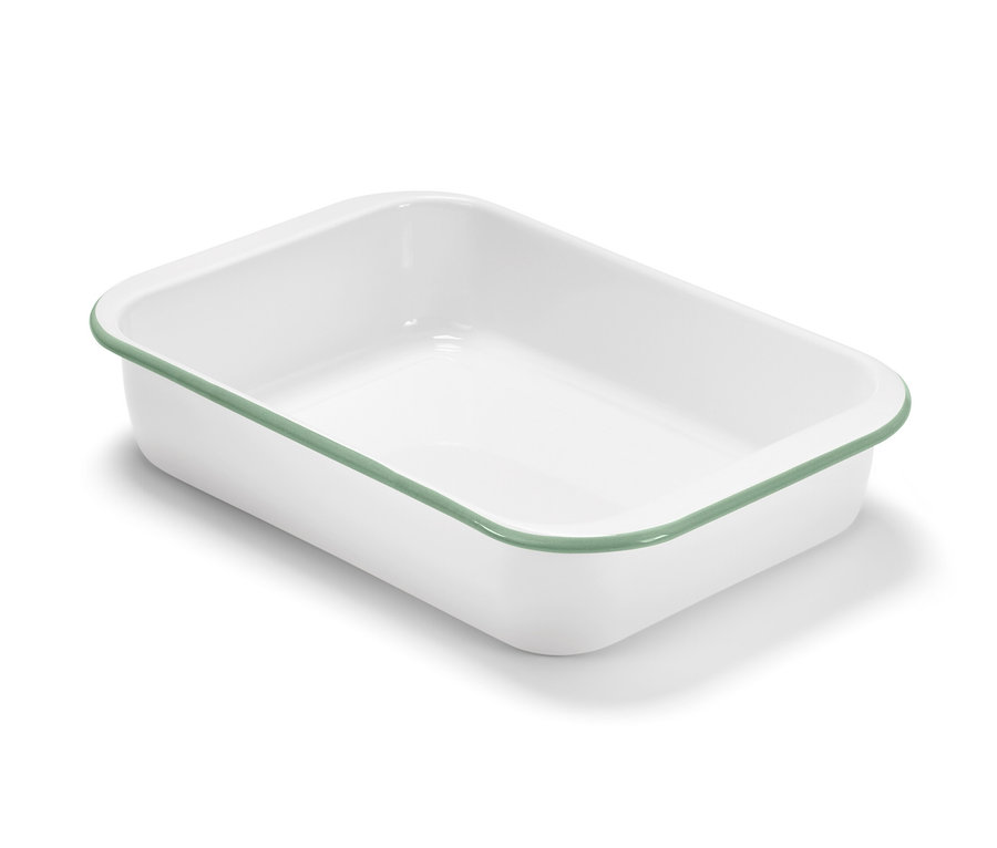 Biała emaliowana forma do zapiekania z zielonym brzegiem.