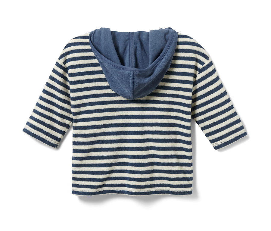 Widok z tyłu dziecięcej koszulki z materiału frotté w niebiesko-białe paski z niebieskim kapturem.