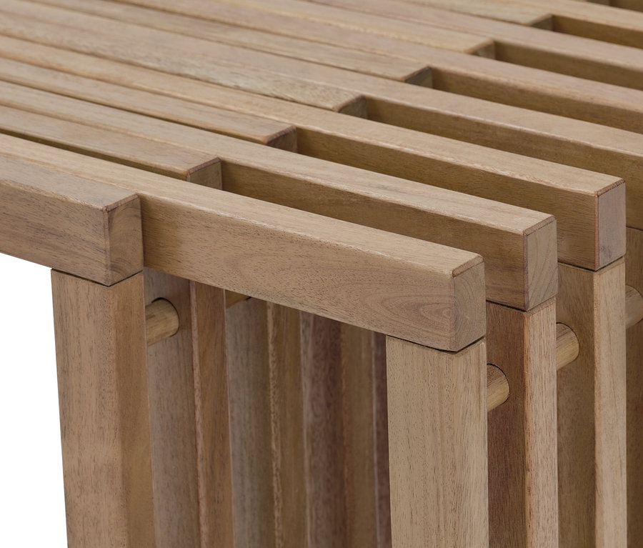 Zbliżenie na rozsuwaną ławkę z drewna akacjowego.