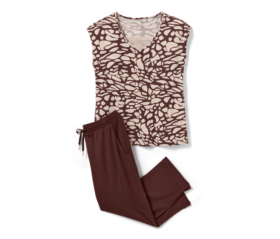 Brązowa piżama z koronką leży na białym tle.