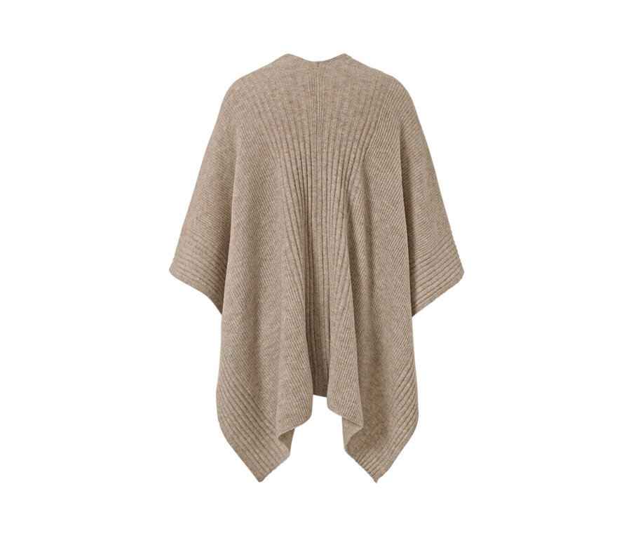 Beżowe ponczo z dzianiny.
