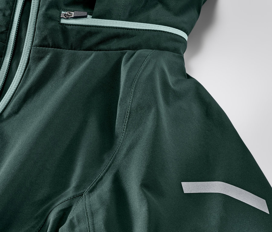 Detal rowerowej kurtki przeciwdeszczowej.