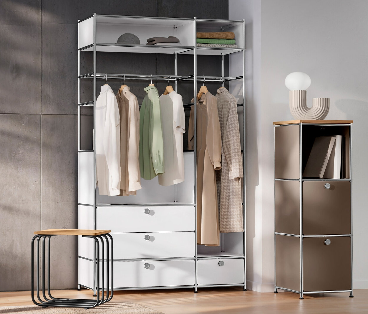 Wnętrze z białymi drzwiami, metalową komodą „CN3” z 2 drążkami na ubrania i 4 szufladami, wąską metalową komodą „CN3” z drewnianym blatem, szarobrązową, lampką stołową LED i stołkiem.