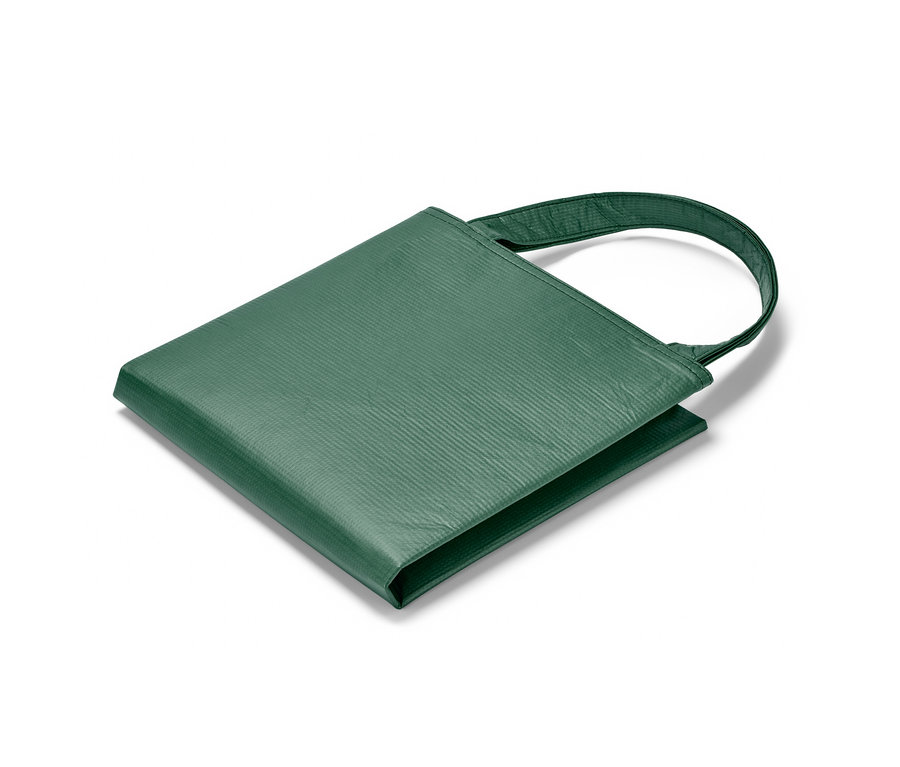 Zamknięta, zielona torba na odpady ogrodowe z dwoma uchwytami leży na białym tle.