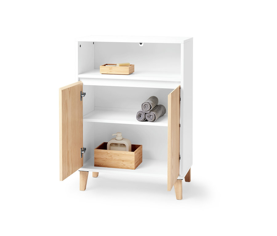 Biała szafka łazienkowa z dwojgiem drzwi i otwartą przestrzenią. Wewnątrz ręczniki i dozownik mydła.
