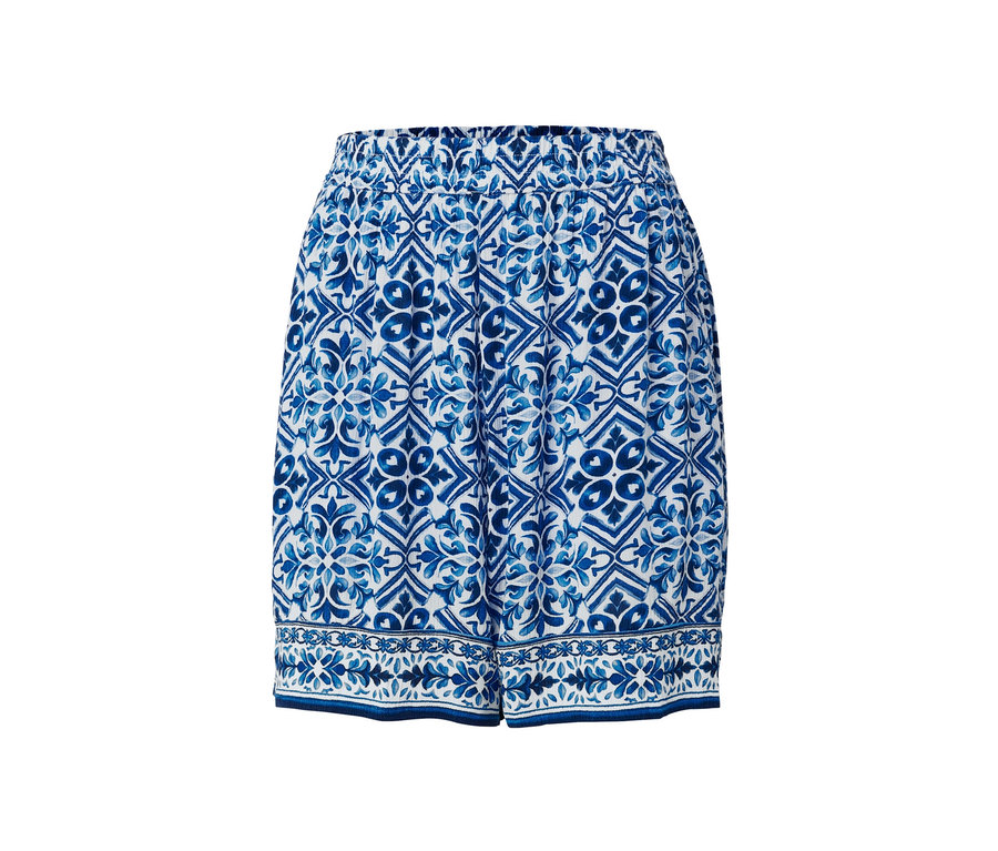 Wzorzyste szorty z tkaniny w kolorze niebieskim.