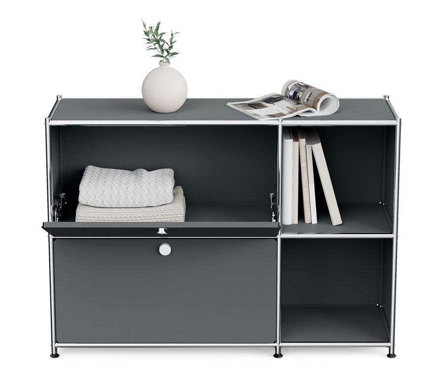 Szara metalowa szafka typu sideboard „CN3” z 2 klapami. Na górze wazon, książki i czasopismo.