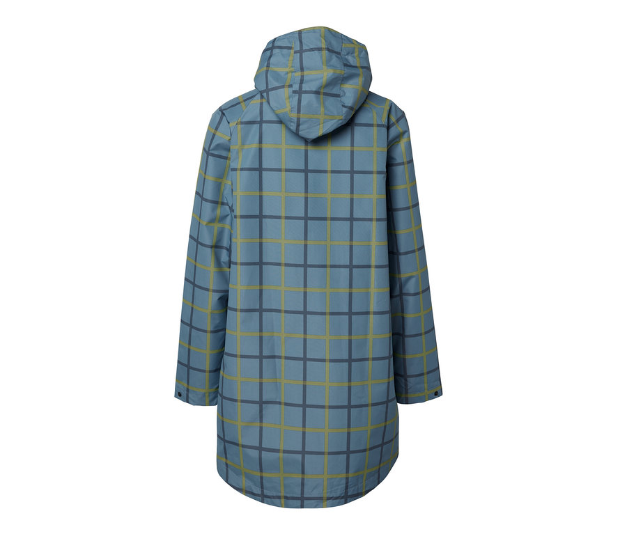 Niebieska kurtka przeciwdeszczowa z kapturem w kratę.