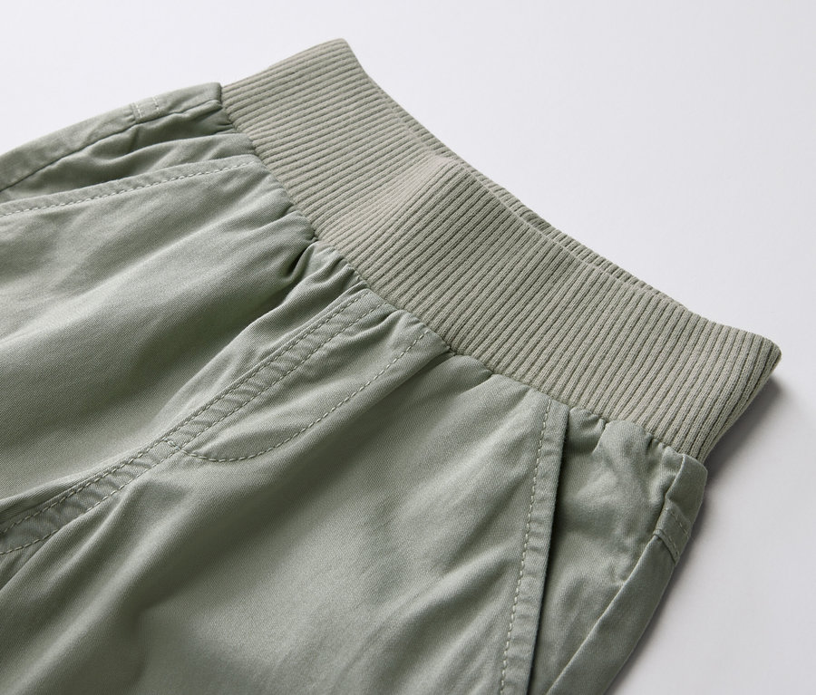 Szczegół spodni na gumce dla dzieci – fason „Anton”.