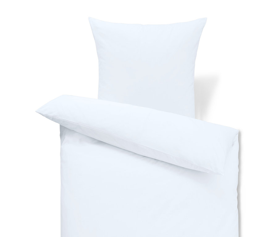 Biała pościel z poduszką i kołdrą.