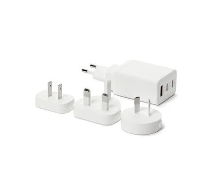 Zestaw białych adapterów podróżnych USB.