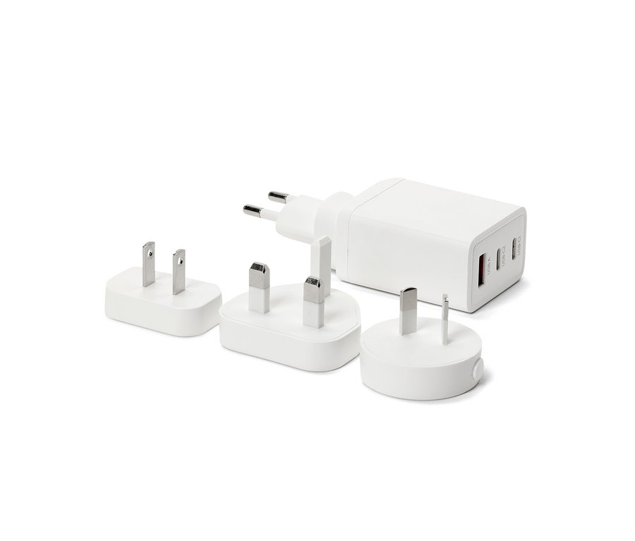 Zestaw białych adapterów podróżnych USB.