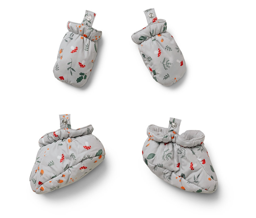 Cztery buciki dla niemowląt z nadrukiem grzybów, liści i żołędzi na białym tle.