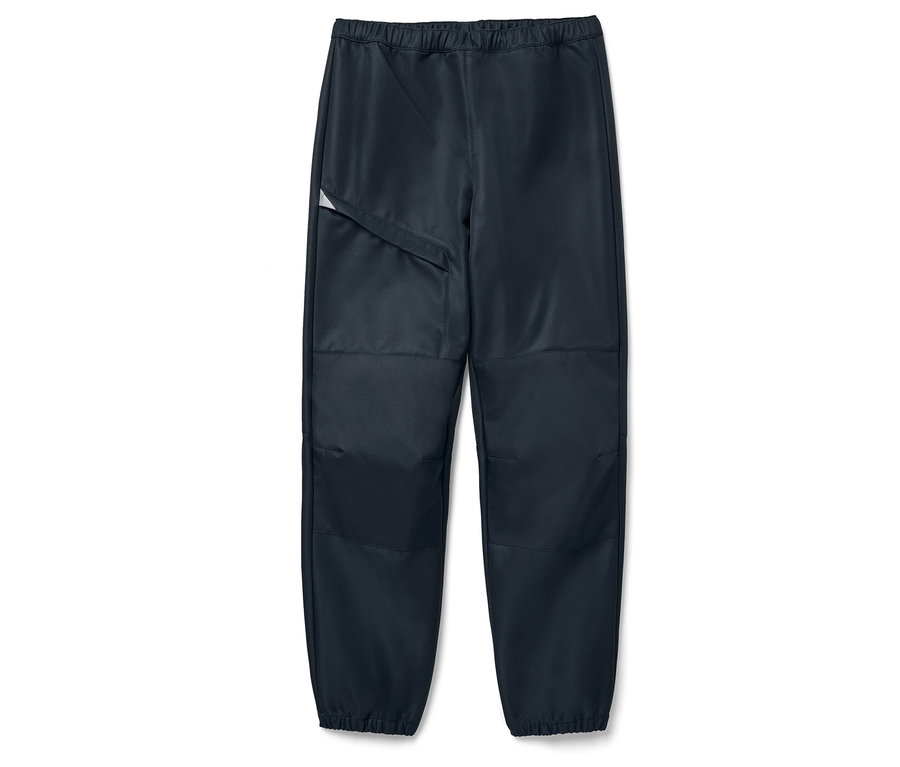 Granatowe, softshellowe spodnie dziecięce z elastycznym pasem i kieszenią.